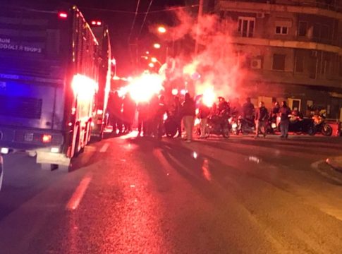 «Μπλόκο» στο πούλμαν της ΑΕΚ και αποθέωση σε Μάνταλο! (pics)