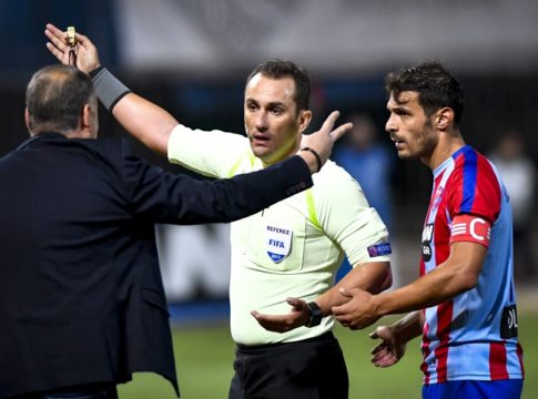 Πανιώνιος – ΑΕΚ: Τσίκινης: «Οριακά κόκκινη στον Αραούχο, κίτρινη στον Λιβάγια»