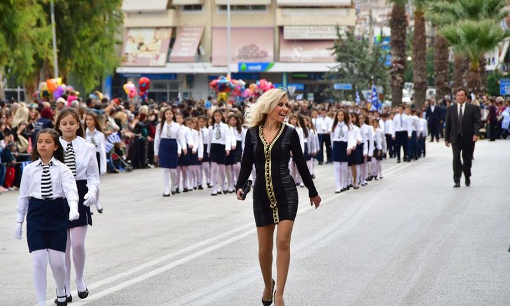 Η δασκάλα που έκλεψε την παράσταση στην παρέλαση (vid, pics)