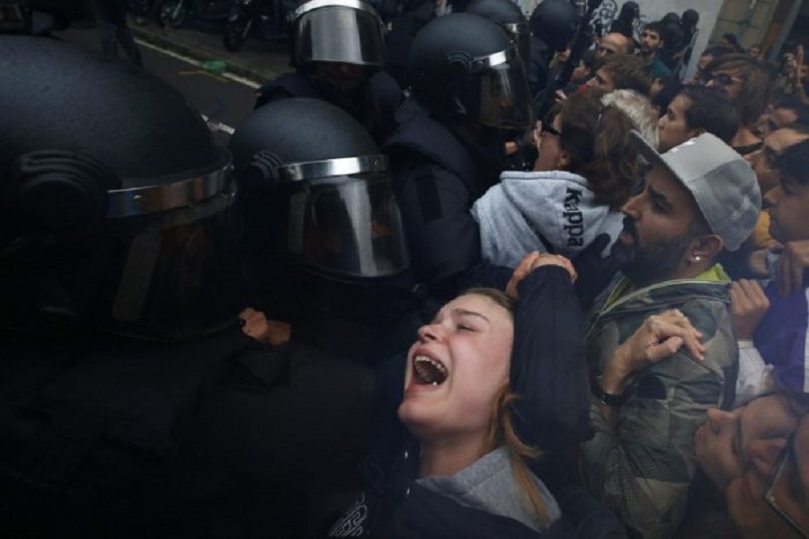 Καθώς ανασταίνεται το φάντασμα του Φράνκο, η δημοκρατία ψυχορραγεί στην Καταλονία