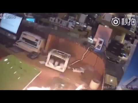 Tου ‘σκασε το iphone στα χέρια (vid) | to10.gr Tου ‘σκασε το iphone στα χέρια (vid) | to10.gr