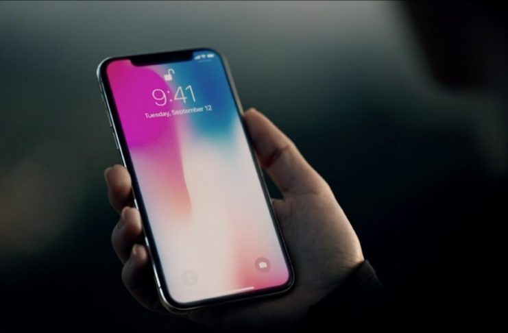 Βγήκε στον δρόμο και μοίραζε iPhone X (vid)
