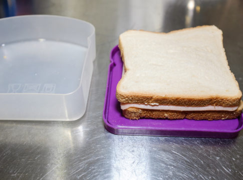 Η θεία με το ταπεράκι