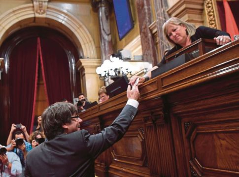 Καταλονία: ανακήρυξη ανεξαρτησίας και κλιμάκωση της σύγκρουσης