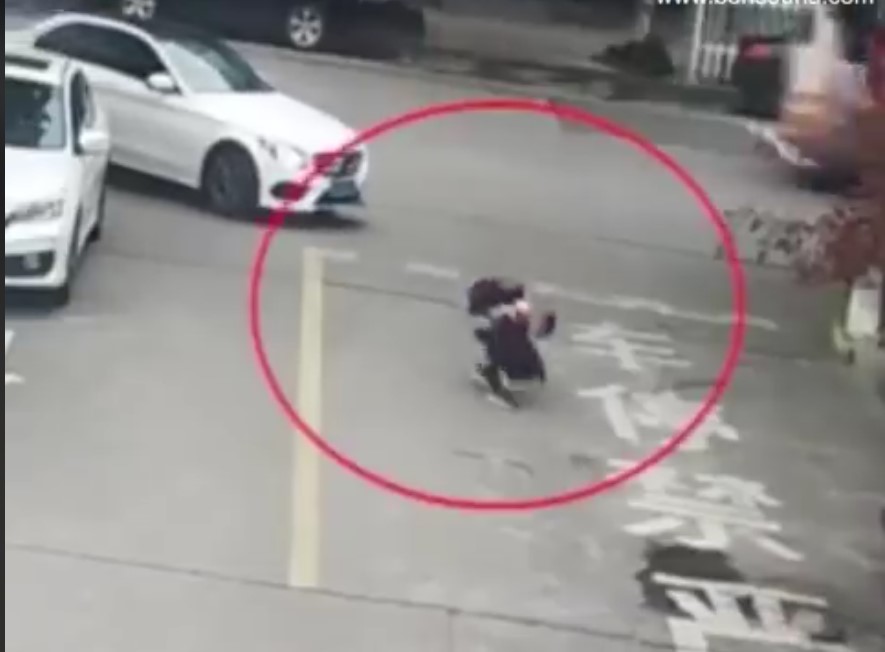 Παρέσυρε παιδί που έδενε τα κορδόνια του (vid)