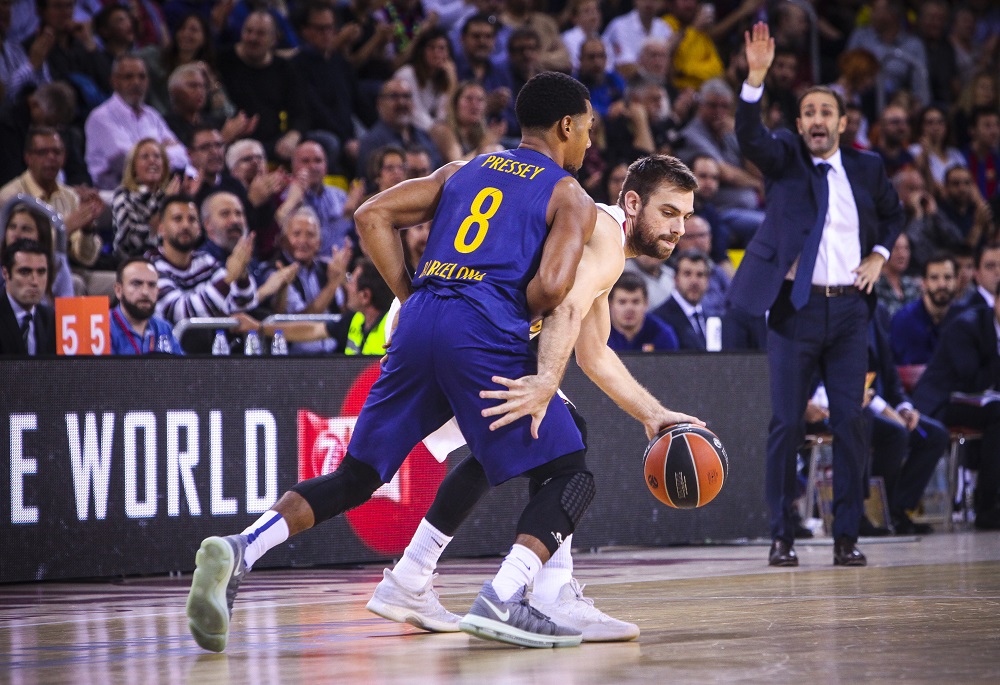 Μπαρτσελόνα – Ολυμπιακός: Πάσα πίσω από την πλάτη και κάρφωμα