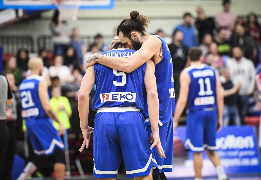 Μ. Βρετανία – Ελλάδα : Το ξέσπασμα των Ελλήνων στο τρίποντο του Αθηναίου! (pics)