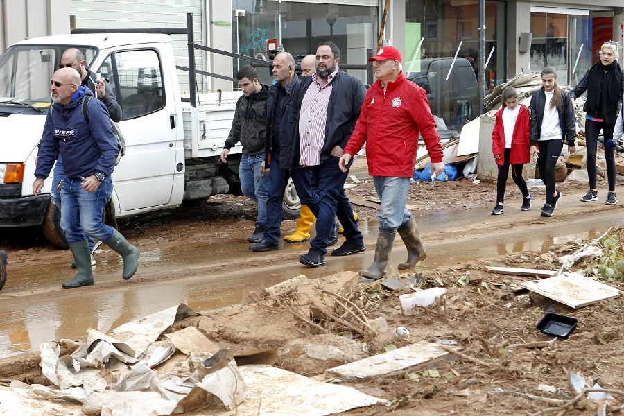 Την πληγείσα περιοχή της Μάνδρας επισκέφθηκε ο Β. Μαρινάκης (vids, pics)