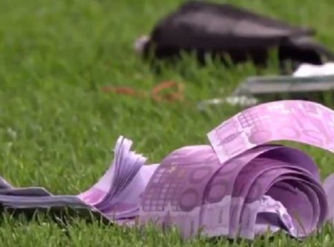 Άντερλεχτ – Μπάγερν Μονάχου : Πετάξανε ψεύτικα 500ρικα οι οπαδοί της Μπάγερν! (vids)