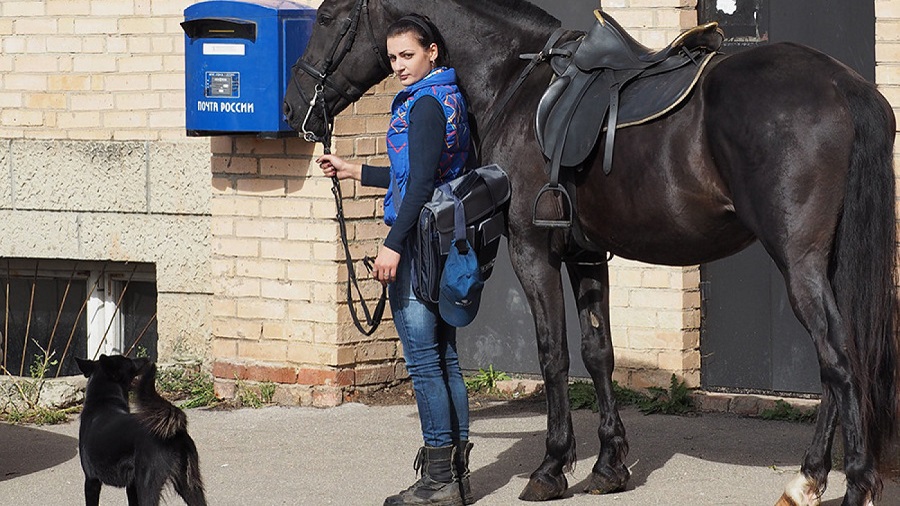 Ποιά είναι η εντυπωσιακή Ρωσίδα ταχυδρόμος που διανέμει τα γράμματα με άλογο