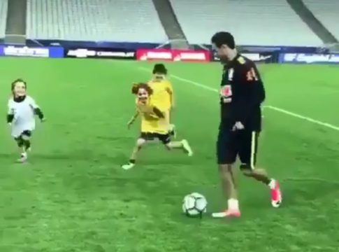Νεϊμάρ : Παίζει μπάλα με πιτσιρίκια (vid)