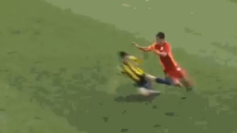 Απίστευτο! Του «έκοψε» το πόδι κι όμως… τη γλίτωσε (vid)