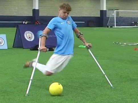 Κάνει «γκελάκια» με ένα πόδι και πατερίτσες! (vid)