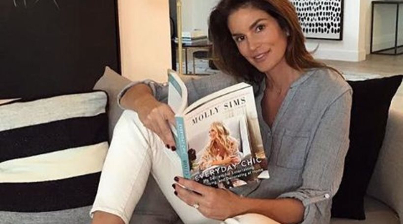 Cindy Crawford: H σέξι κόκκινη ρόμπα και η βραδινή κραιπάλη (pics & vid)