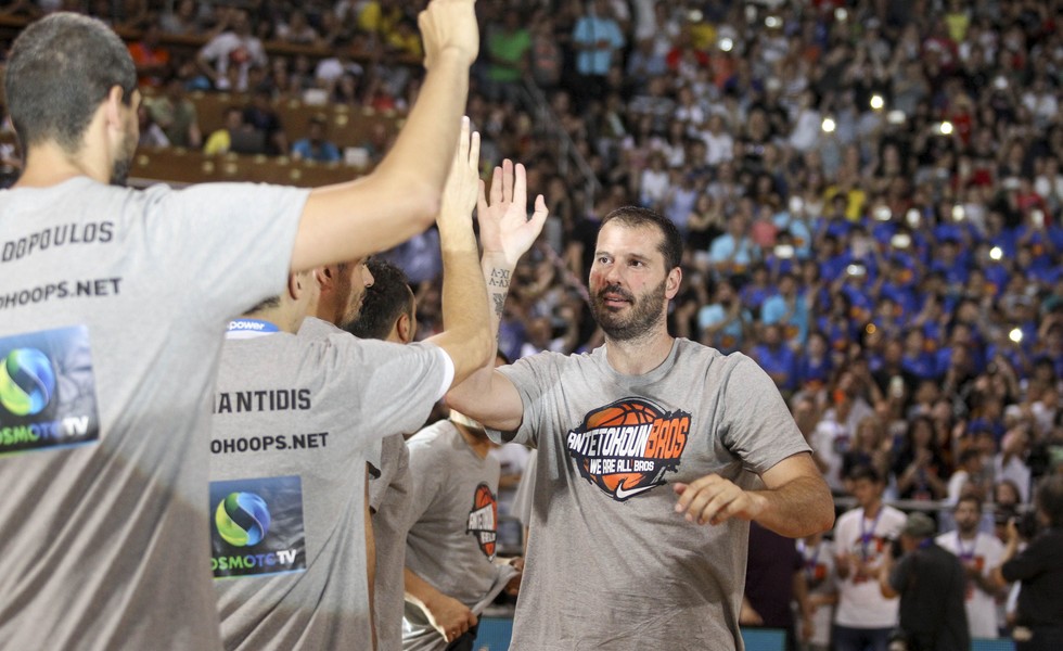 Ο Μιχάλης Κακιούζης στο «1o Hope Streetball»