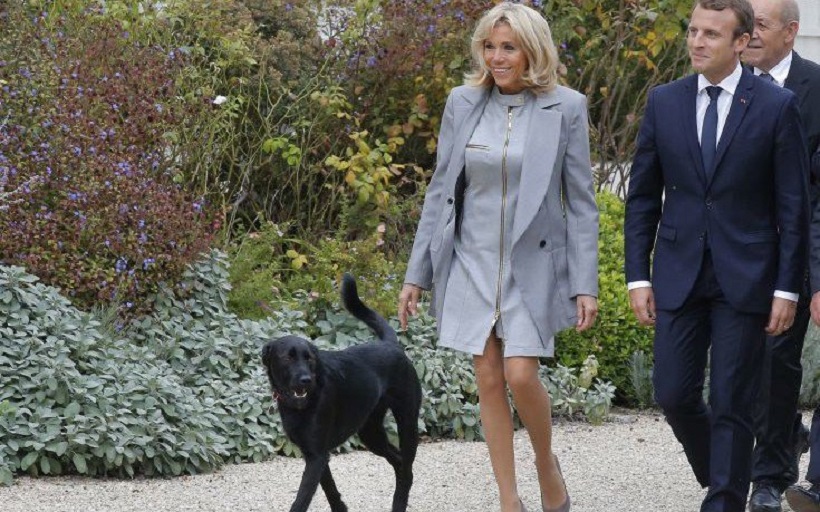 Μπριζίτ Μακρόν : Βραδινή βόλτα με τον προεδρικό σκύλο Νέμο