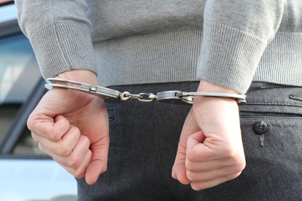 Για ληστεία κατά συναυτουργία κατηγορείται ο αστυνομικός που βρέθηκε σε διαμέρισμα στη Νίκαια