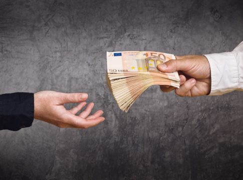 Ο «υπαλληλάκος» και η ξεχασμένη «υπόθεση των 52.000 €»