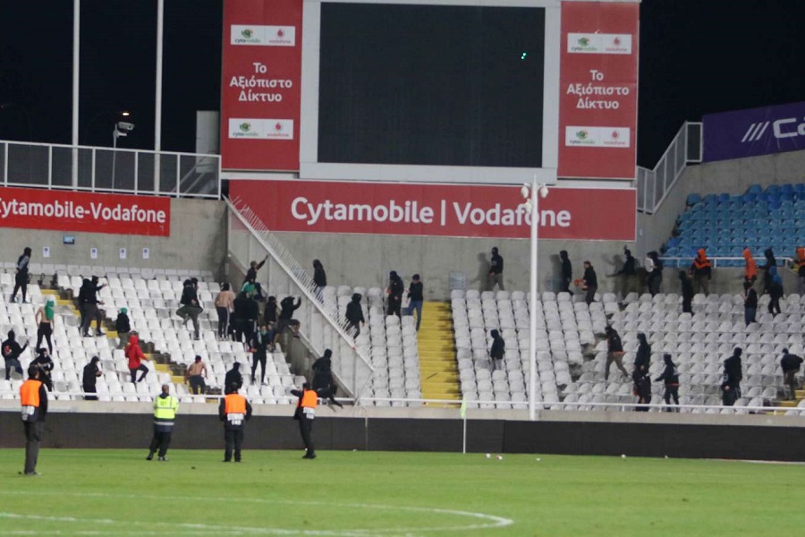 Σοβαρά επεισόδια στο Ομόνοια-ΑΠΟΕΛ (vid-pics)