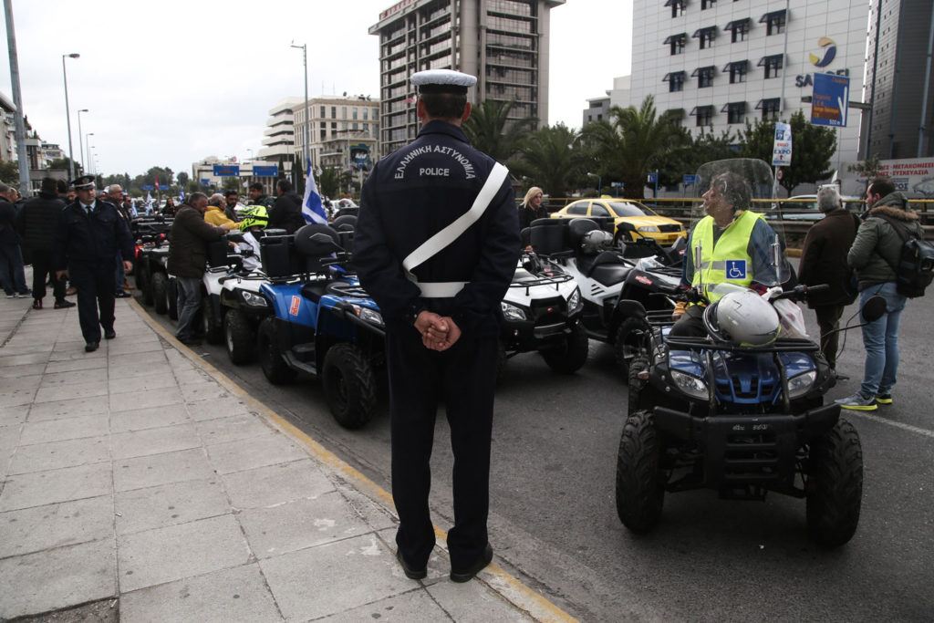 Διαμαρτυρία με «γουρούνες» στην Αθήνα