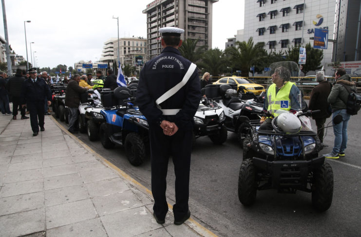 Διαμαρτυρία με «γουρούνες» στην Αθήνα
