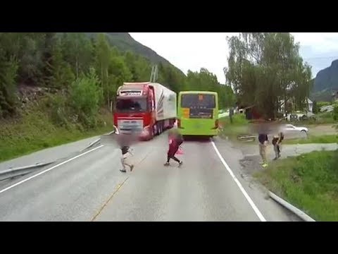 Πέρασε το δρόμο και δεν είδε την νταλίκα! (vid)