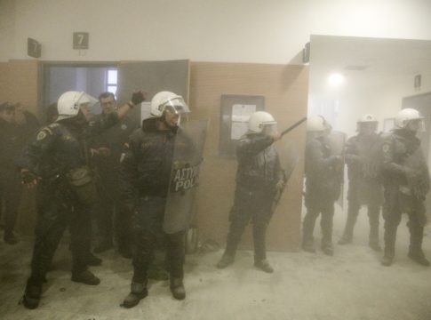 ΜΑΤ και δακρυγόνα για τους πλειστηριασμούς