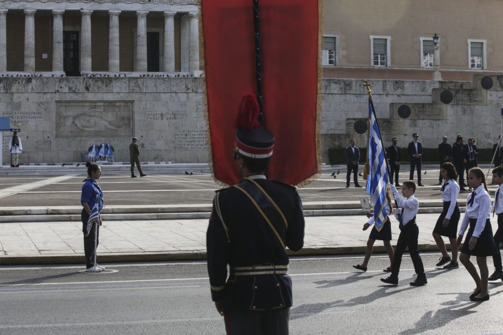 Στο ΣτΕ γονείς μαθητών κατά της κλήρωσης σημαιοφόρων