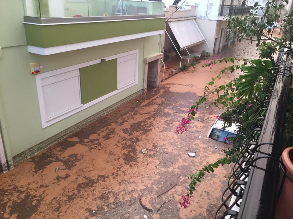 Καταρρακτώδης βροχή, λάσπη και εγκλωβισμένοι οδηγοί στα Μέγαρα