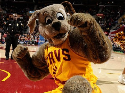 Καβαλίερς : Το έβαλε από το κέντρο με γυρισμένη πλάτη