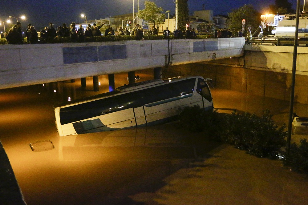 Πλημμύρες : Τραγωδία με 15 νεκρούς στη Μάνδρα Αττικής
