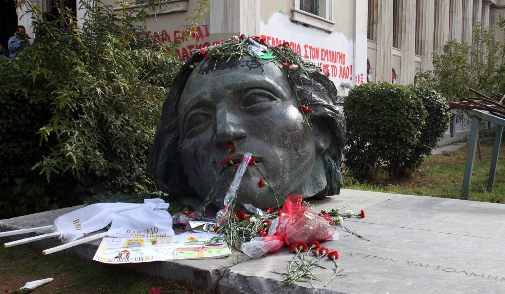 Αντεξουσιαστές κατέλαβαν το Πολυτεχνείο για να αποτρέψουν την κατάθεση στεφάνων από πολιτικούς