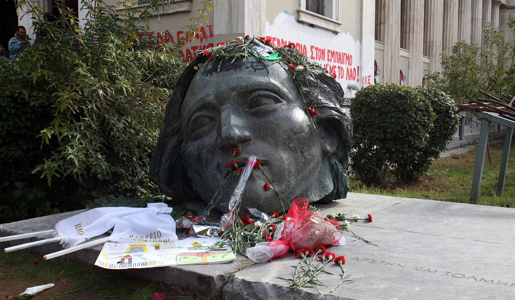 Αντεξουσιαστές κατέλαβαν το Πολυτεχνείο για να αποτρέψουν την κατάθεση στεφάνων από πολιτικούς