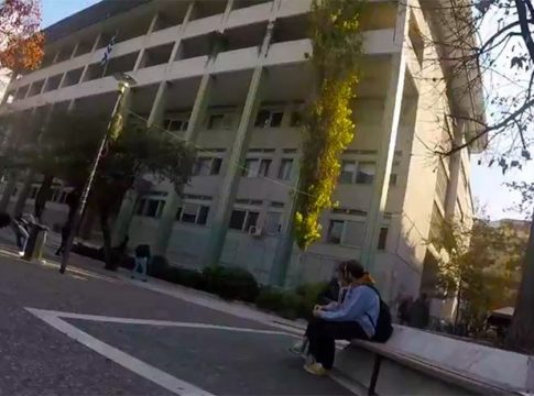 «Ρουβίκωνας»: Έριξαν μπογιές στα δικαστήρια της Λάρισας