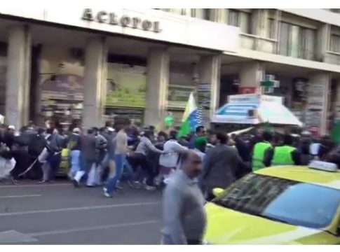 Χούλιγκαν εναντίον μεταναστών στην Ομόνοια