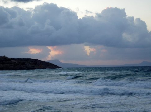 Καλυτερεύει ο καιρός στη χώρα – Ποιες περιοχές θα σαρώσουν οι άνεμοι
