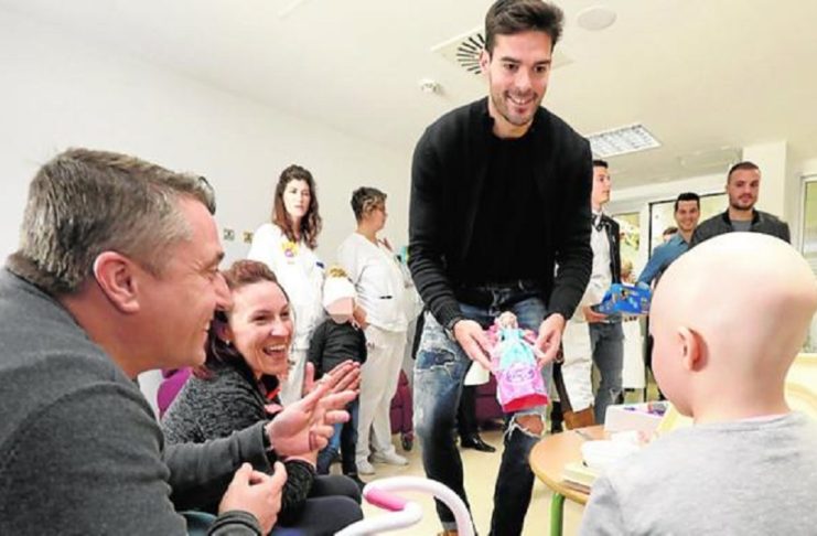 Αλμπέρτο Μποτία : Μοίρασε χαμόγελα και δώρα σε Μονάδα Παίδων στη Μούρθια (pic)