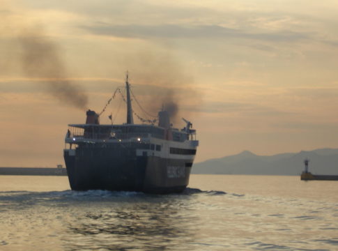 Λύνουν κάβους τα πλοία – Eξασθένησαν οι άνεμοι στο Αιγαίο