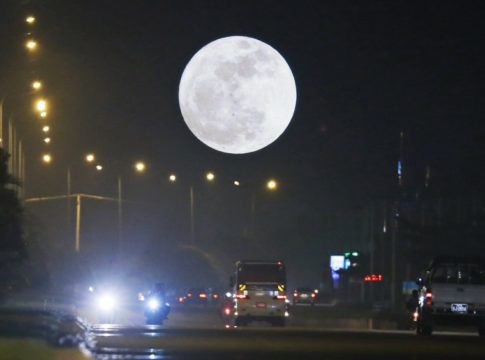 Η Σούπερ Σελήνη ανατέλλει – Οι πρώτες φωτογραφίες από την μεγαλύτερη πανσέληνο του 2017