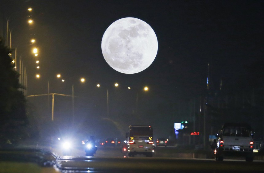 Η Σούπερ Σελήνη ανατέλλει – Οι πρώτες φωτογραφίες από την μεγαλύτερη πανσέληνο του 2017