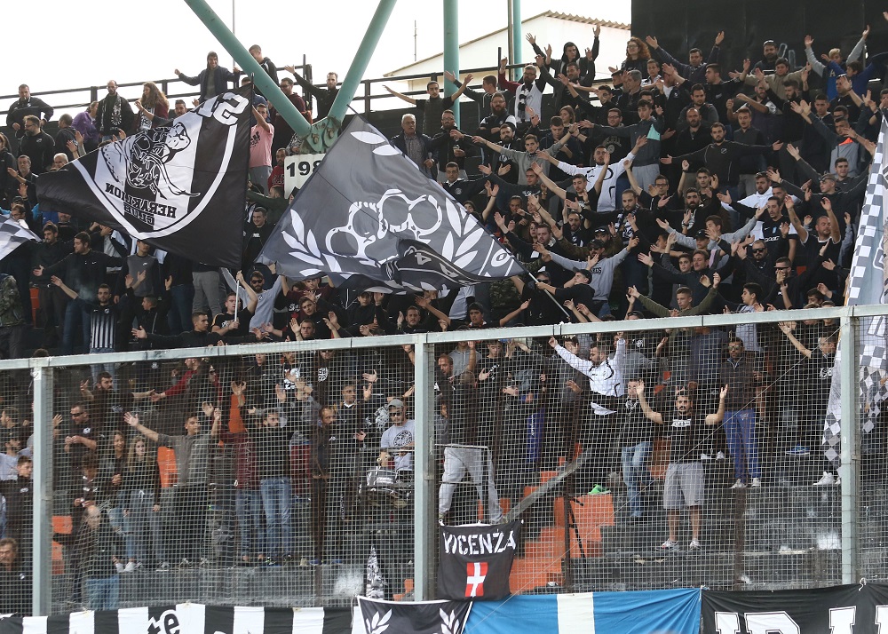 ΟΦΗ : Διεκόπη η Γενική Συνέλευση μετά από ντου οπαδών!