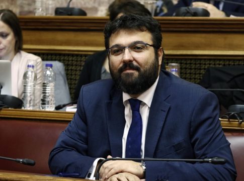 «Δάσκαλε που δίδασκες» για Βασιλειάδη, Συναδινό και διοίκηση Γραμμένου