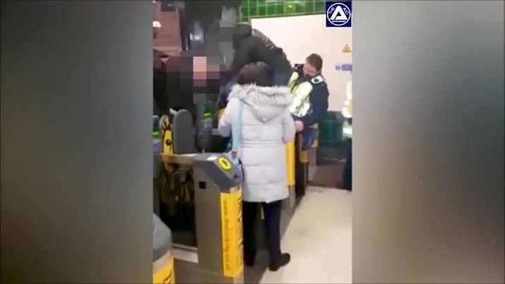Πήγε να περάσει τις μπάρες και πιάστηκαν τα γεννητικά του όργανα (vid)