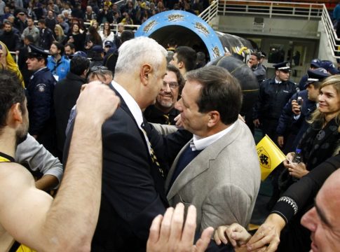 ΑΕΚ – Ολυμπιακός : H αγκαλιά του Αγγελόπουλου στον Σάκοτα (pics)