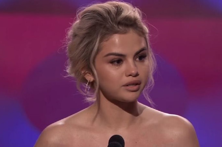Δάκρυσε η Selena Gomez στα βραβεία Billboard- Μαζί της στη σκηνή η κοπέλα που της δώρισε το νεφρό της (vid)