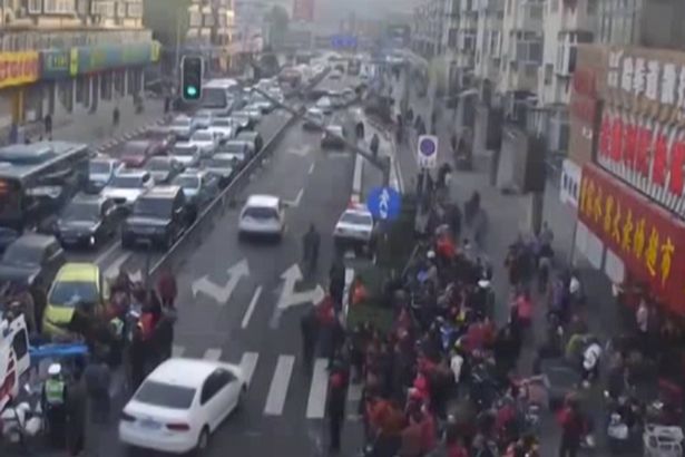 Σήκωσαν το αμάξι για να σώσουν το παιδί (vid)