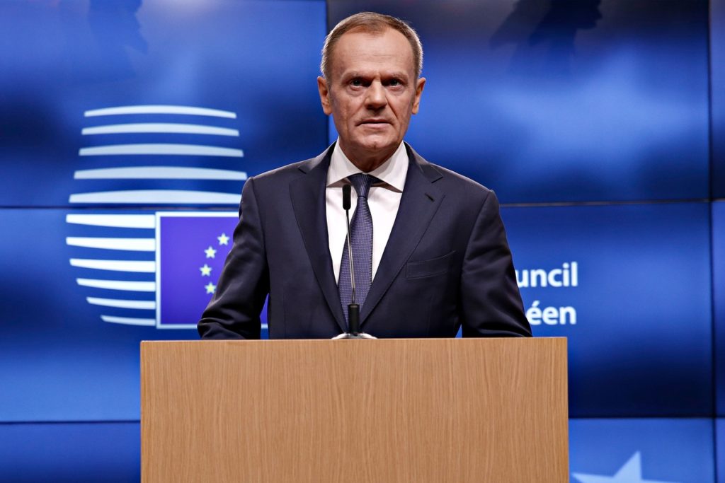Guardian: Ο Τουσκ θα προτείνει κατάργηση της υποχρέωσης υποδοχής προσφύγων