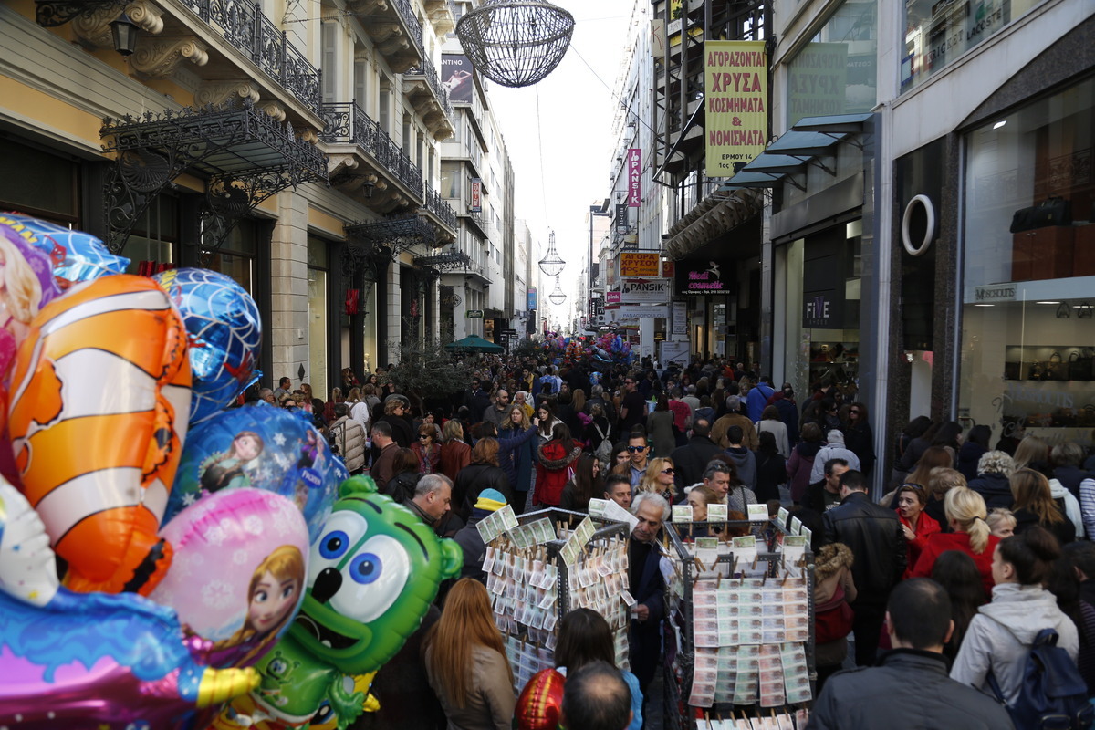 Στην αγορά οι καταναλωτές για τα τελευταία εορταστικά ψώνια