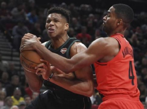 Αντετοκούνμπο : Η επιβλητική εμφάνιση κόντρα στους Μπλέιζερς