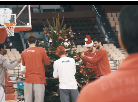 Τα ερυθρόλευκα Χριστούγεννα είναι αλλιώτικα (vid)